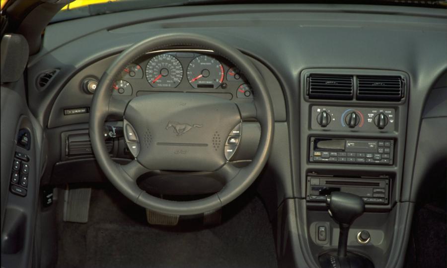 Торпедо Ford Mustang GT Convertible 1999 года  (фото 19 из 74)